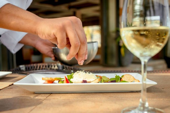 Ein kühles Glas Weißwein - der perfekte Begleiter zu unseren Gerichten