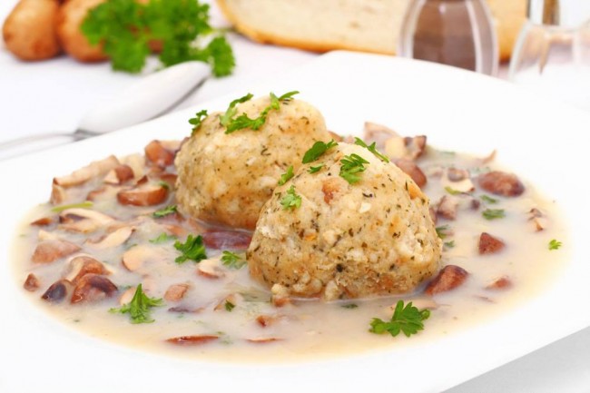 Semmelknödel mit Eierschwammerlsauce