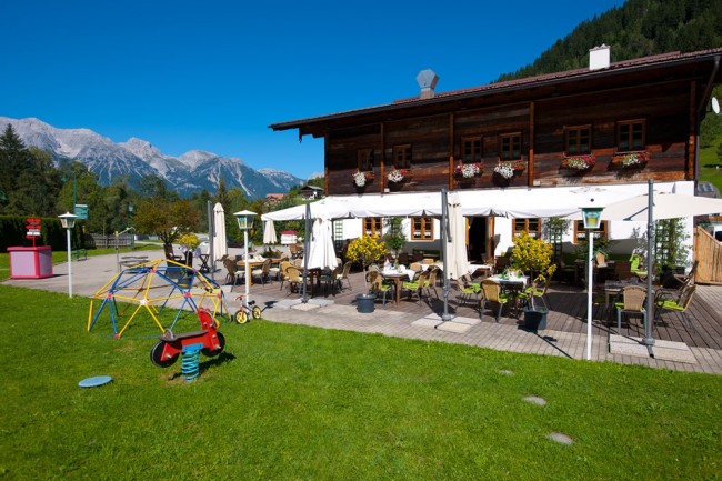 Die Sonnenterrasse der Landalm mit Spielplatz