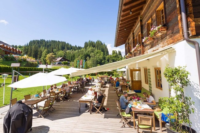 Die sonnige Terrasse verspricht gemütliche Stunden