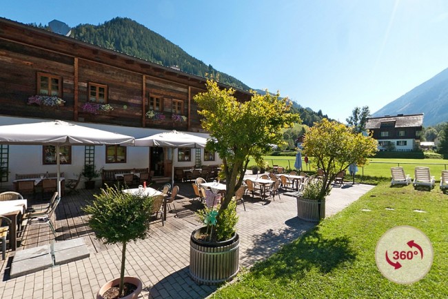 Sonnige Terrasse des Restaurant Landalm in Schladming